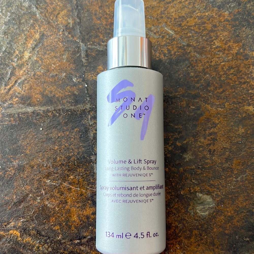 Monat volume and lift spray